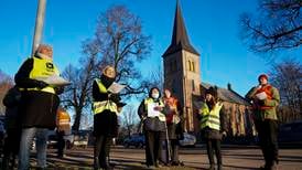 Streikende prester samlet seg utenfor kirke på julaften