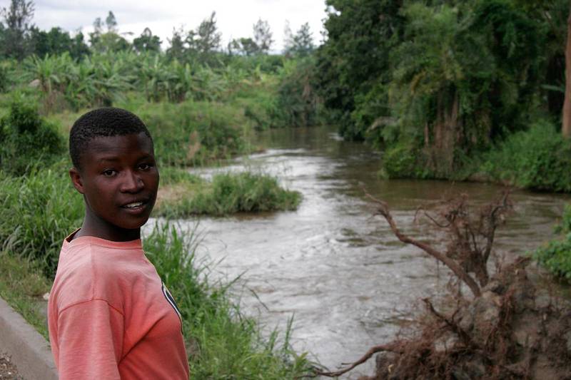 En lokal innbygger står ved elva Rutshuru, kjent for sine flodhester. Mens det var 29.000 flodhester i Virunga på midten av 1970-tallet, er det nå langt under 1.000.
