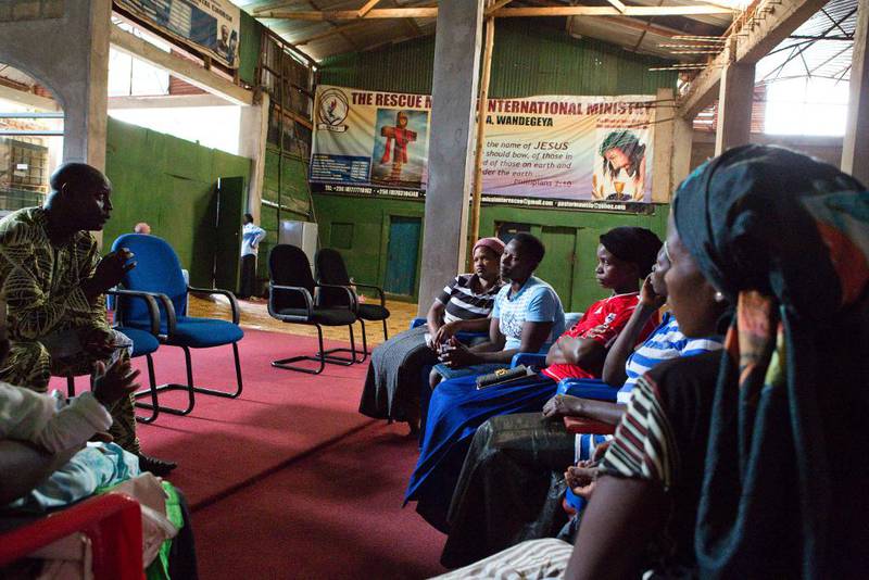 Pastor Job Olusegun har møte med kvinnene i kirken. Privatpersoner,  organisasjoner og menigheter som jobber for sexarbeidernes rettigheter, blir forfulgt, trakassert og arrestert.