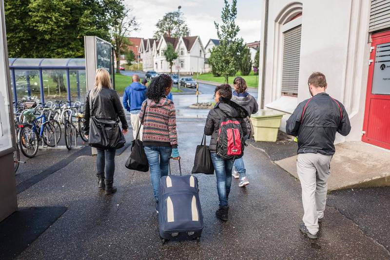 Sendes til Oslo: Østfold-politiet samler alle asylsøkere som kommer inn i Norge med buss og tog i Sarpsborg. Herfra blir de kjørt til Politiets  utlendingsenhet i Oslo.