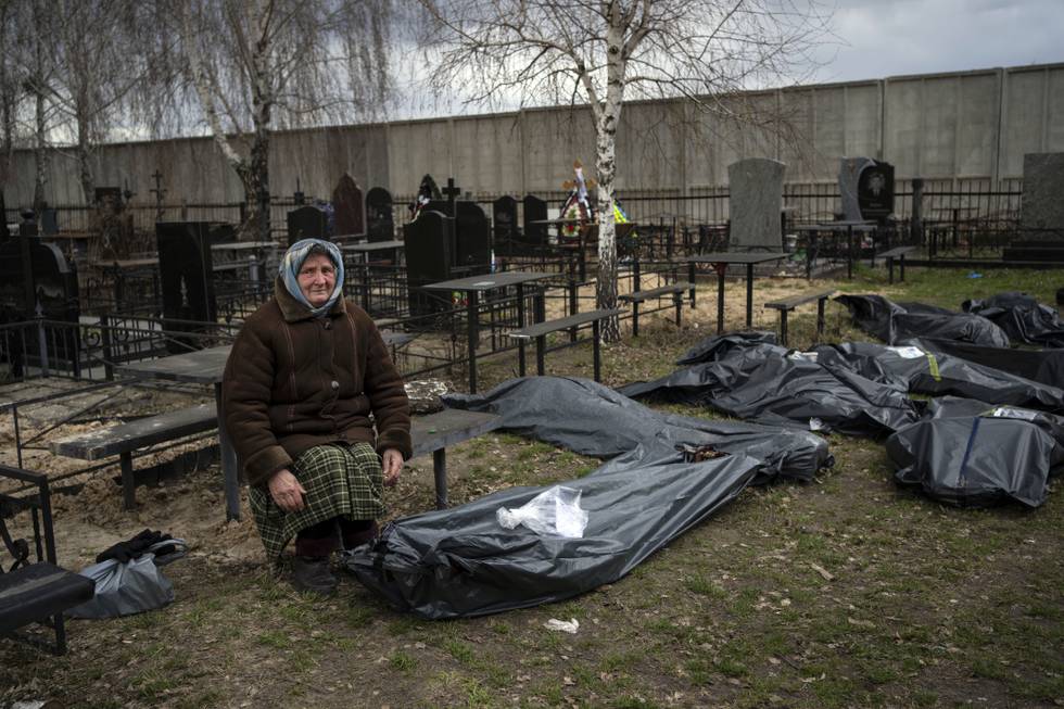 70 år gamle Nadija Trubtsjaninova sørger over sønnen Vadym, som ble drept av russiske soldater i Butsja i mars. Foto: AP / NTB