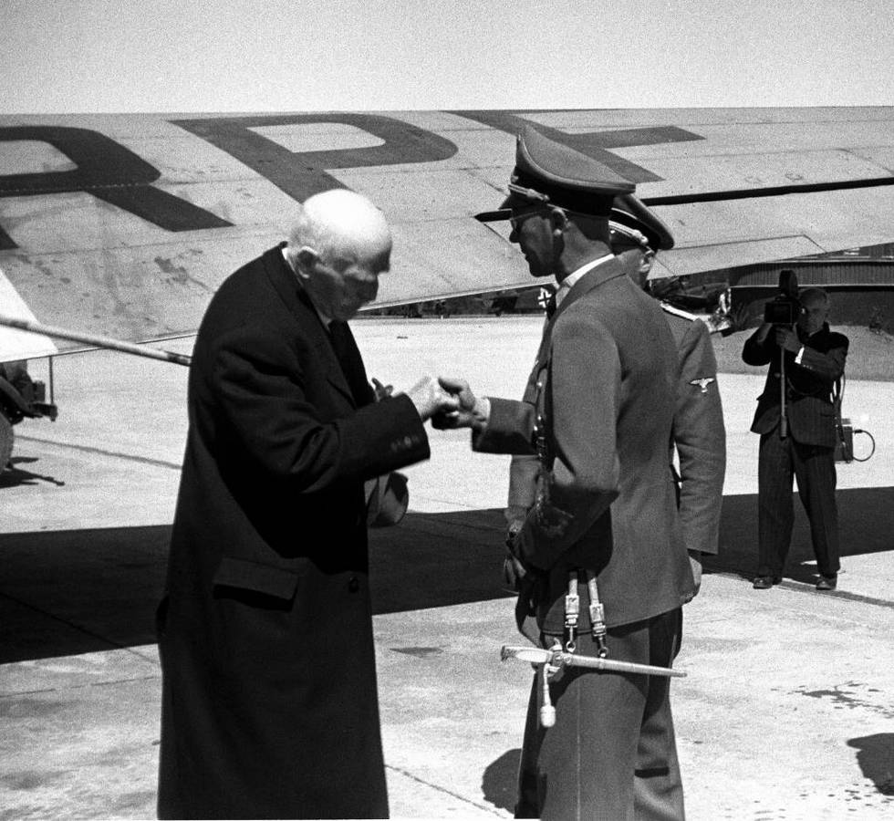 Knut Hamsun blir tatt imot på Fornebu av den tyske rikskommisær Josef Terboven etter besøket hos Adolf Hitler i juni 1943.