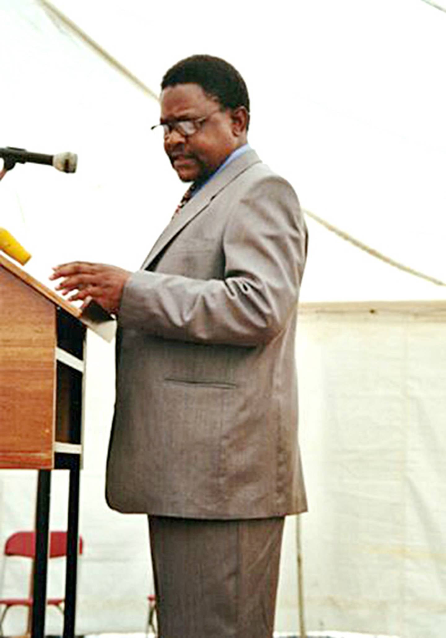 Under lansering av Shona-ordboken holder professor Herbert Chimhundu den første talen på shona ved en formell tilstelling på Universitetet i Zimbabwe, med regjeringsmedlemmer og kulturtopper til stede.
