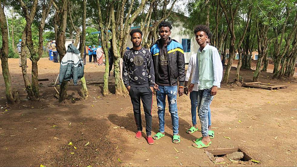 REISE: Fire unge menn frå Somalia bur no i flyktningleiren Gashora i Rwanda. Dei er flydd til landet, frå Libya, av FN.