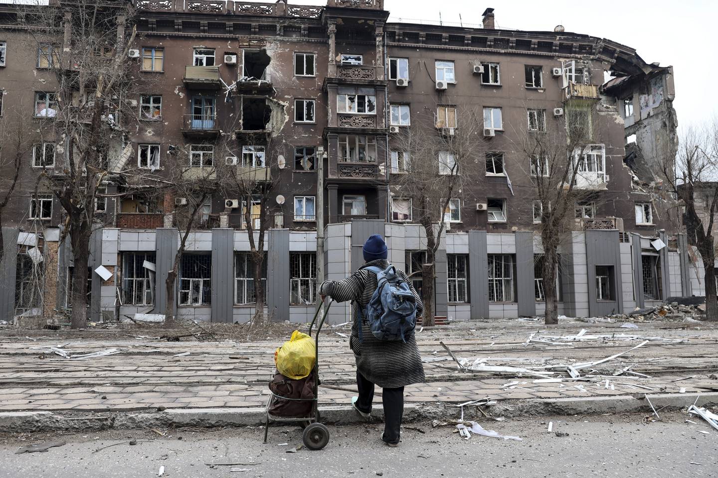 Det er ikke avtalt evakuering av sivile fra den utbombede byen Mariupol søndag, ifølge ukrainske myndigheter. Foto: AP / NTB