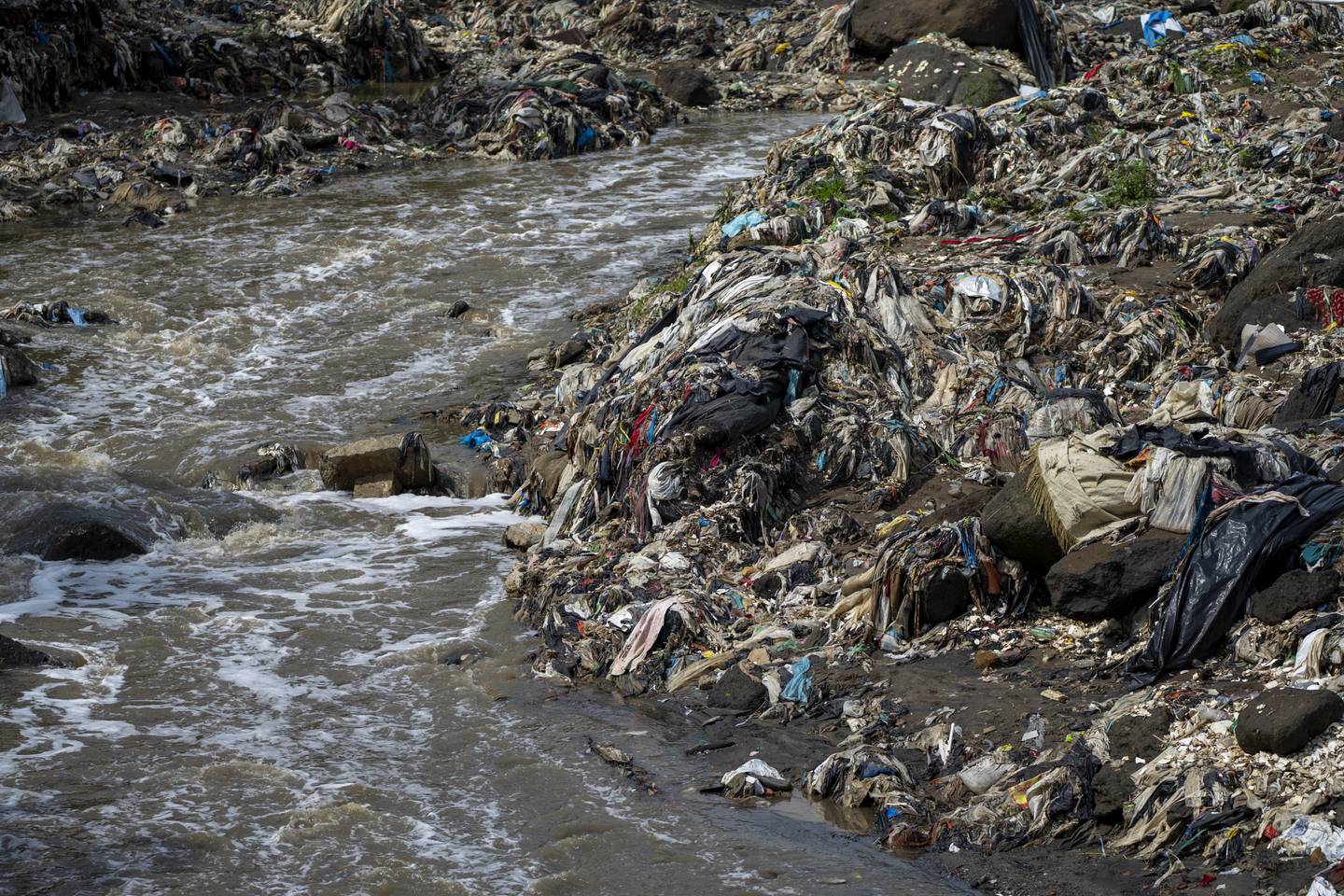 Plastflasker og søppel i den forurensede elven Las Vacas i Chinautla i utkanten av Guatemala by 8. juni 2022. Forsøpling av plast dreper store mengder sjøpattedyr og fugler hvert år. Foto: Moises Castillo / AP / NTB