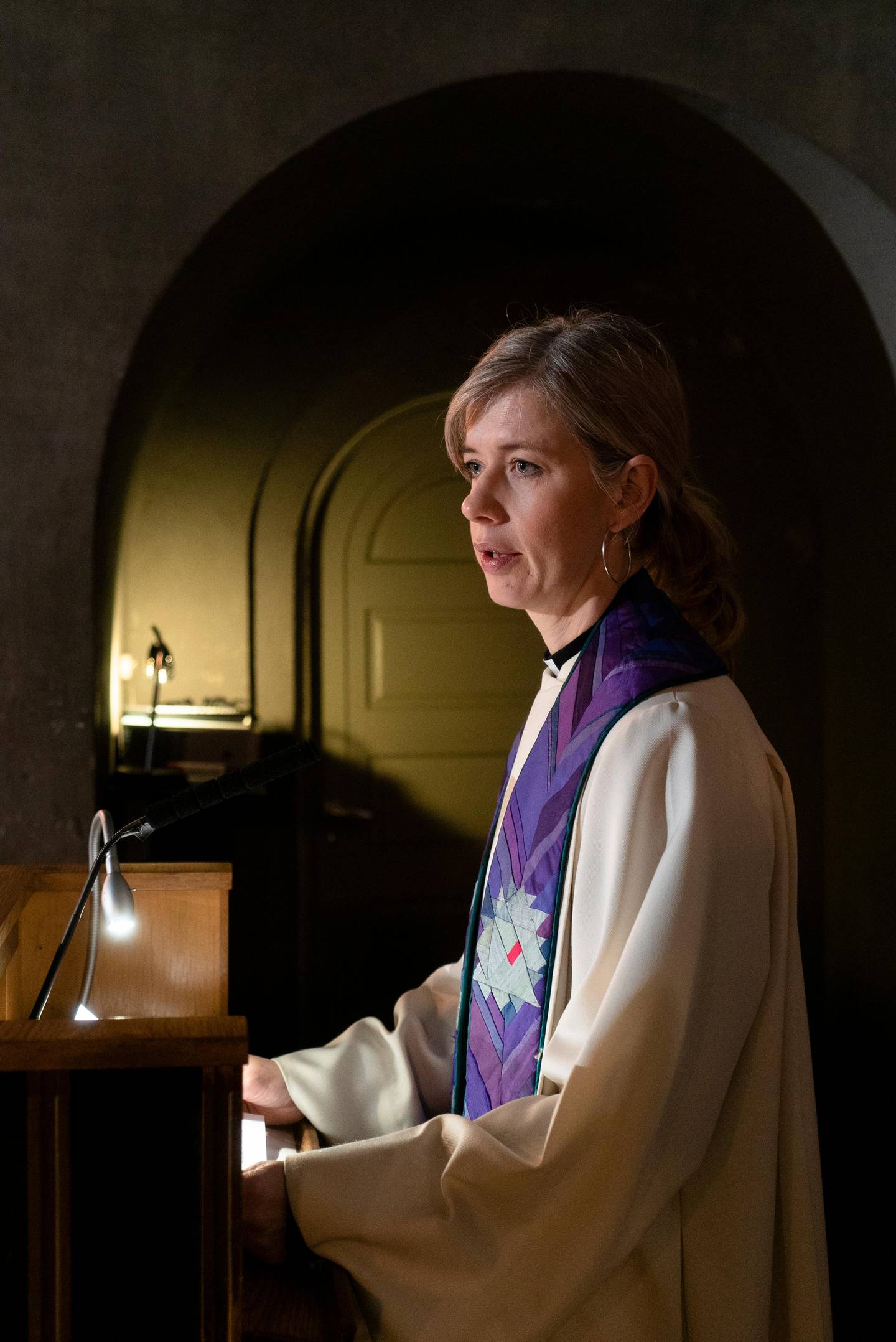 Ingeborg Sommer, sokneprest i Skøyen menighet, forbereder seg til en bisettelse i Vestre Gravlund kapell.
