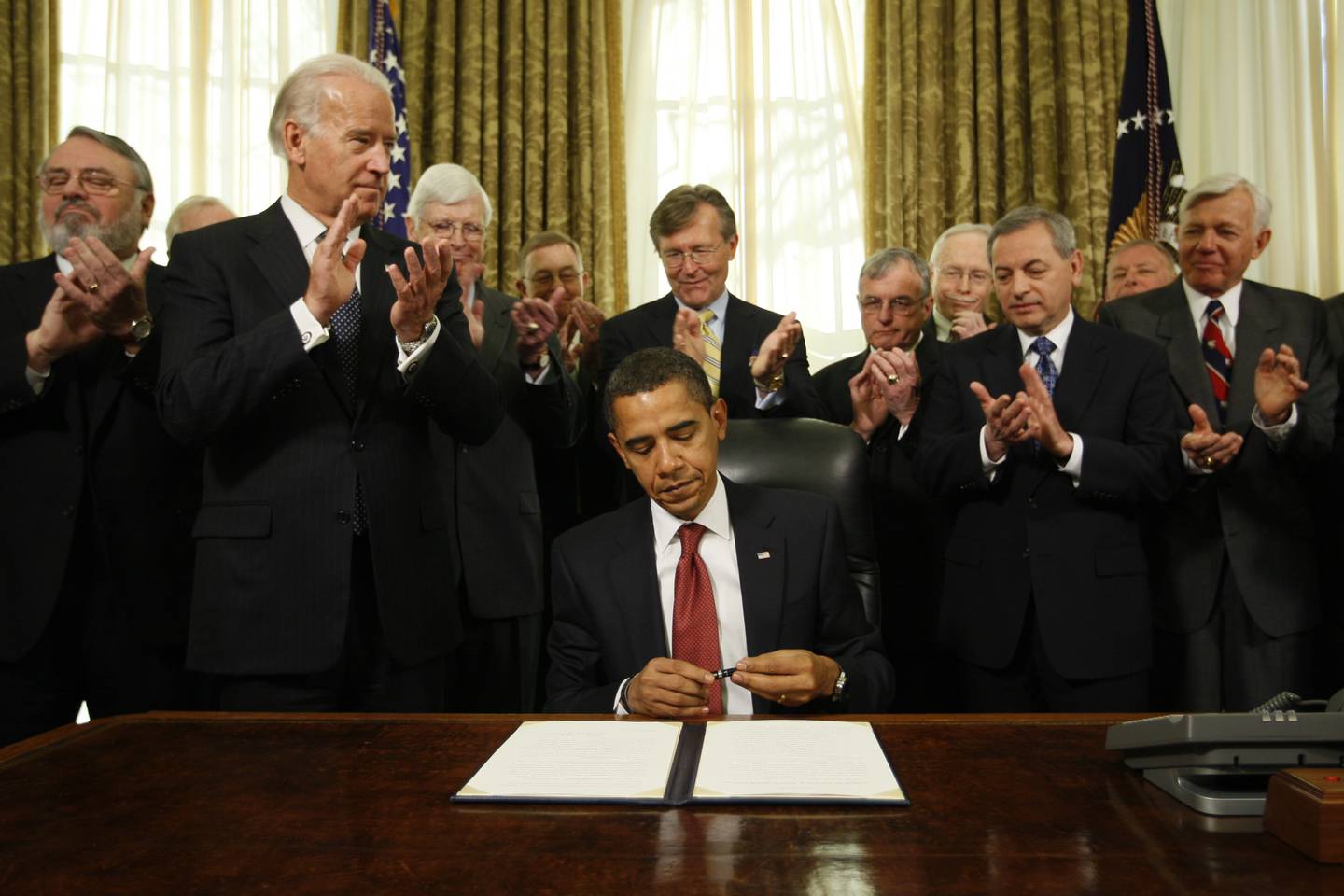 BEGGE HAR LOVET: Allerede 22. januar 2009 signerte daværende president Barack Obama en en presidentordre som skulle sørge for at fengselet i Guantanamo Bay ble stengt. På bildet sees også USAs nåværende president Joe Biden. 14 år senere er fengselet fortsatt åpent.