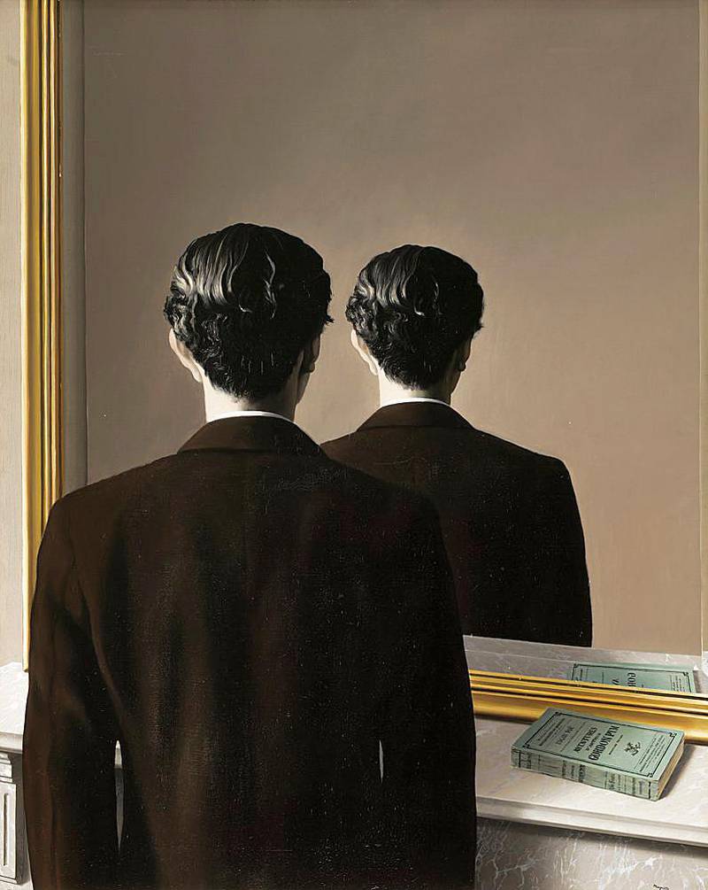 Utstillingen får meg også til å tenke på (1937) av surrealisten René Magritte. Må ikke også vi, som mannen i bildet, tenke over hvorfor vi har den synsvinkelen vi har når grensen mellom bakside og forside blir flytende? spør Kjetil Røed