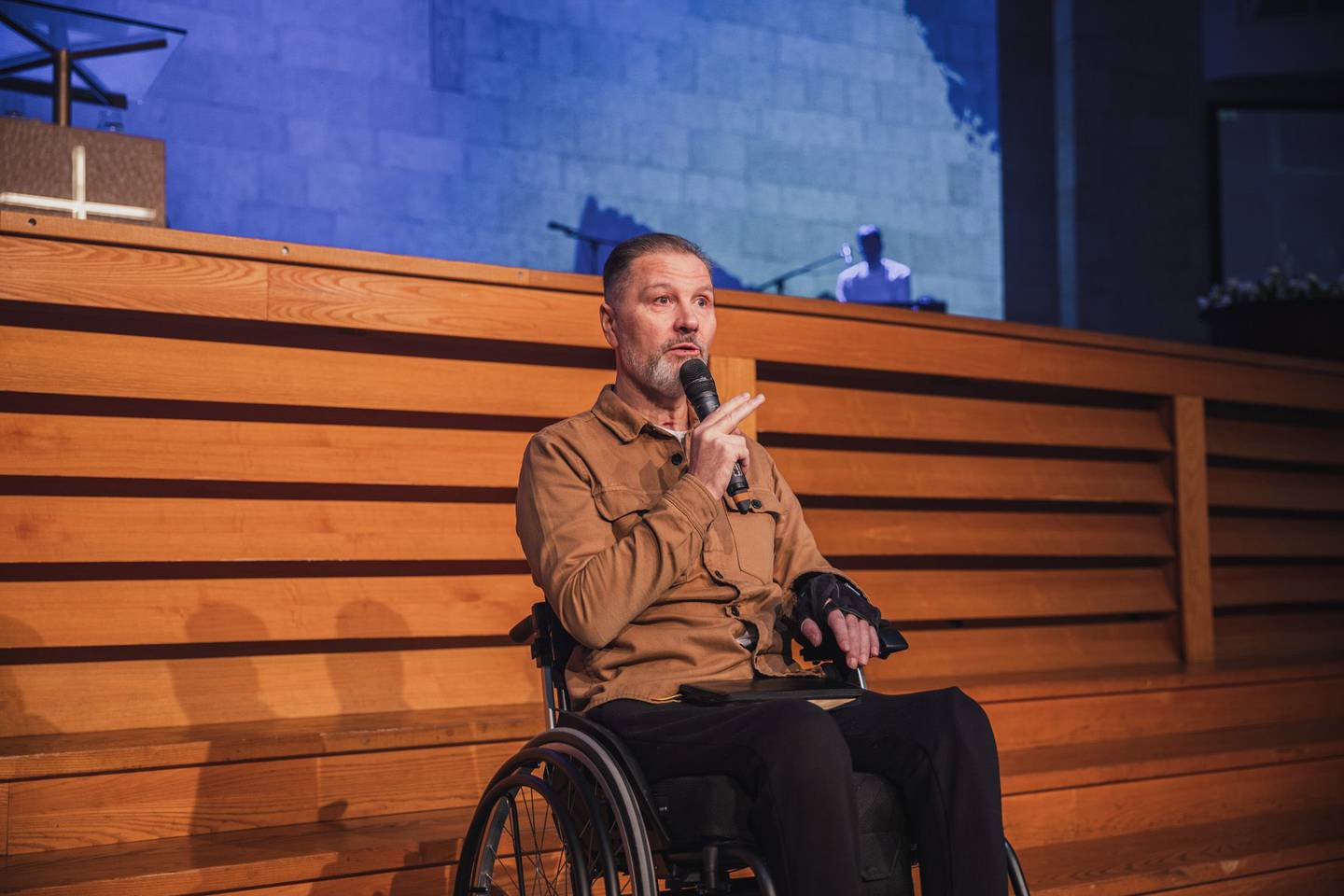 RULLESTOL: Jan Blom sitter fortsatt i rullestol. Fra den fortalte han om ulykken, og kjærligheten han har følt fra menigheten og Gud i etterkant.