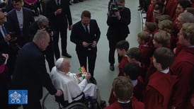 Her får paven Kvikk Lunsj fra norsk guttekor