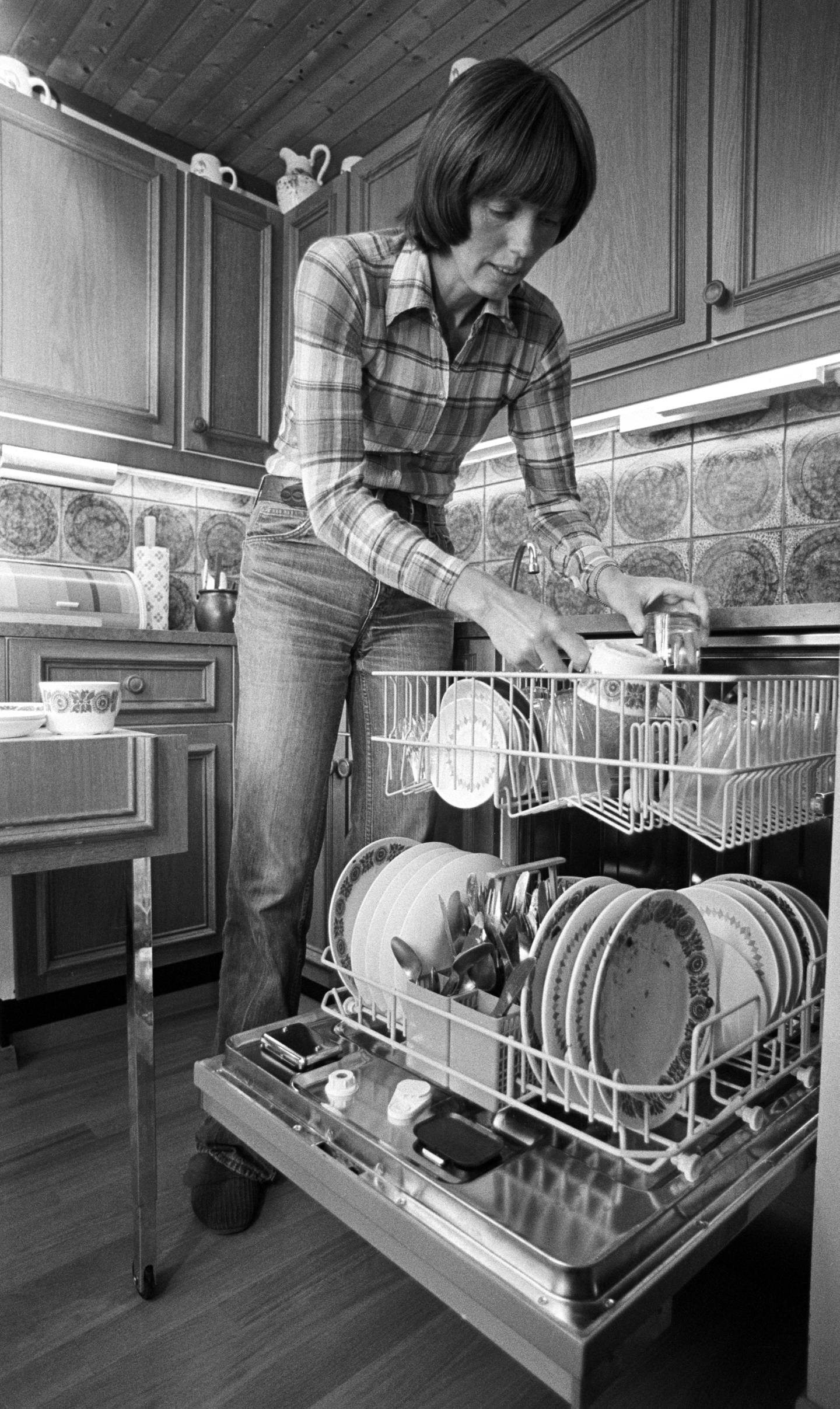 OSLO 1978 Husmor setter oppvask i oppvaskmaskinen på kjøkkenet.
Foto: Erik Thorberg  / NTB / NTB