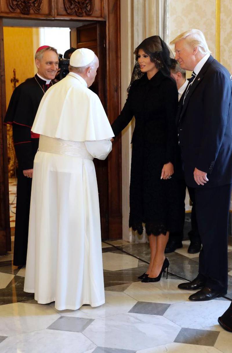 Under besøket hjå pave Frans i Vatikanet stilte Melania Trump i svart kjole, med svart slør på hovudet, slik protokollen krev.
