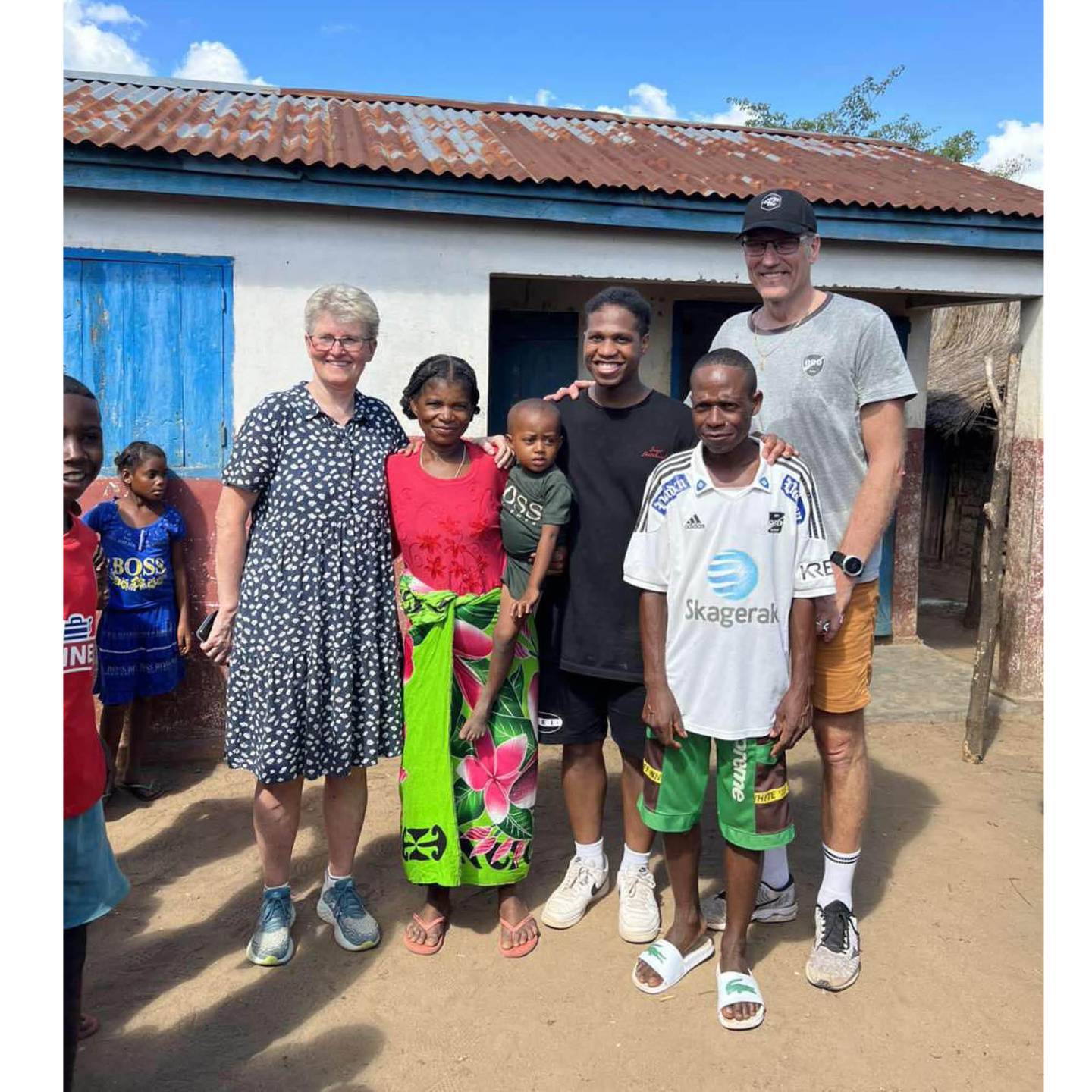 Martin Hagen med adoptivforeldre og biologiske foreldre på Madagaskar.