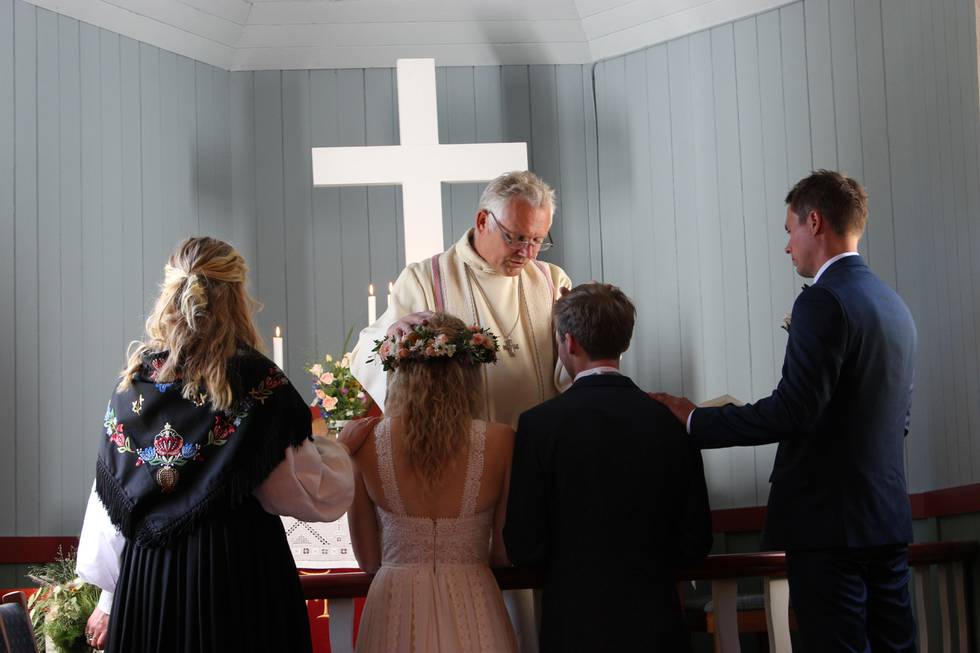 Jeg ønsker å ta på alvor det presten pålegges i ordinasjonen, skriver sokneprest Sverre Langeland om hvorfor han er i mot kvinners prestetjeneste. På bildet velsigner han et brudepar som giftet seg i 2018.
