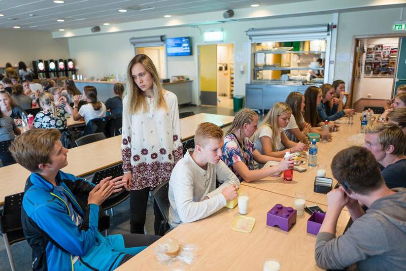 Ingrid Friestad (stående) er nestleder i Rogaland KrFU og elev ved Tryggheim videregående skole. Der er regjeringsvalg ofte tema.