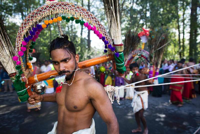 Hinduistiske Kavadii-dansere under Ratha Yatra, eller Chariot-festivalen, på Rødtvet. Festivalen er til ære for den hinduistiske krigsguden Murugan. 