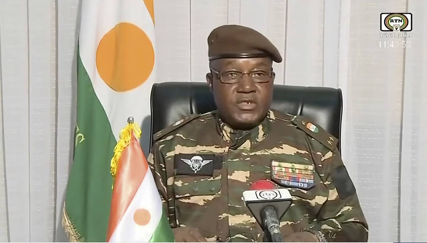 Kuppsjef Abdourahamane Tiani advarer dem som eventuelt måtte vurdere en militærintervensjon i Niger. Foto: ORTN / AP / NTB