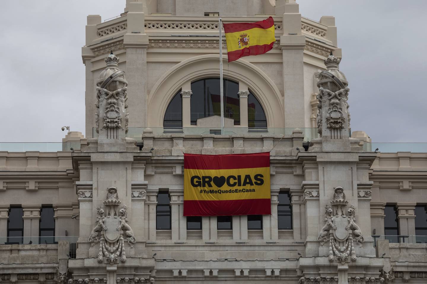 «TUSEN TAKK»: Et banner med emneknaggen «JegBlirHjemme ble hengt opp i Spanias hovedstad 22.mars i 2020.
