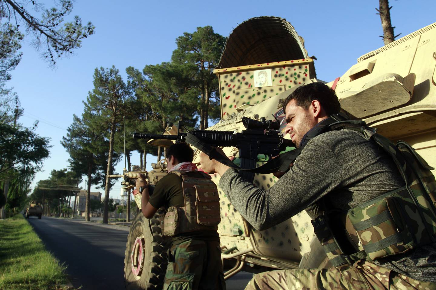 Taliban har angrepet flere provinshovedsteder den siste uka, blant dem Herat. Dette bildet viser afghanske sikkerhetsstyrker som forsvarer byen. Foto: AP / NTB