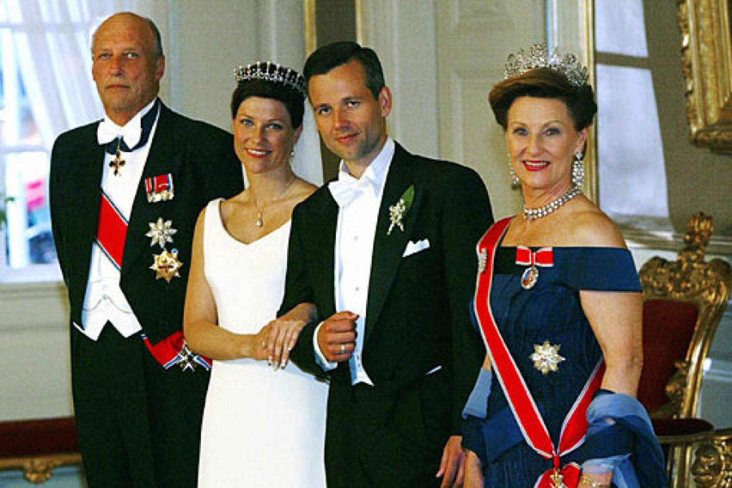 Prinsesse Märtha Louise og Ari Behn gifter seg i Nidarosdomen 24. mai 2002. Bryllupsfesten ble holdt i Stiftsgården. Her er familen samlet før middagen. Fra venstre: Kong Harald, prinsesse Märtha Louise, Ari Behn og dronning Sonja. Märtha med dronning Mauds diadem, Sonja med kronprinsesse Märthas diadem.