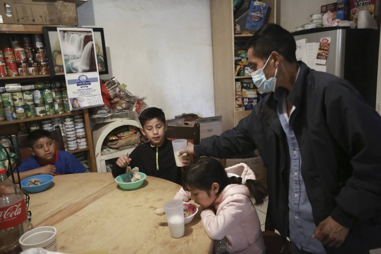 FROKOST: Juan Pacheco (12) og de andre barna spiser frokost før de skal på skolen. Familien flyktet fra delstaten Guerrero på grunn av kartellvold.