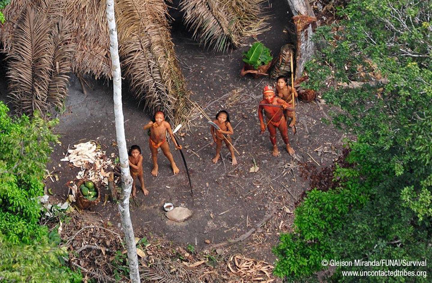 Dette bildet fra 2010 viser en ukjent urfolkgruppe i Amazonas. Nå som misjonsorganisasjonen New Tribes Mission Brazil (NTM) har anskaffet et helikopter og tillatelse fra kongressen om å oppholde seg på urfolk-territorier, frykter urfolksaktivister at misjonærene vil forsøke å nå slike ukontaktede og isolerte grupper, som har dårlige forutsetninger for å overleve hvis noen skulle ha tatt med koronapandemien til dem.