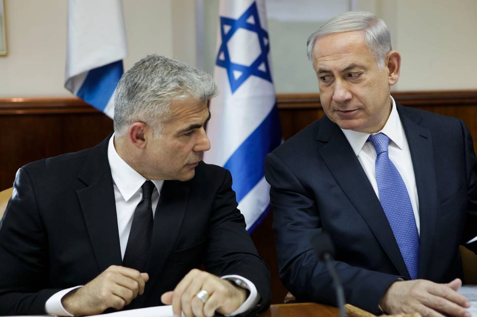 Israeli Prime Minister Benjamin Netanyahu, right, speaks with Finance Minister Yair Lapid during a cabinet meeting in Jerusalem Tuesday, Oct. 7, 2014.(AP Photo/Dan Balilty, Pool) / TT / kod 436