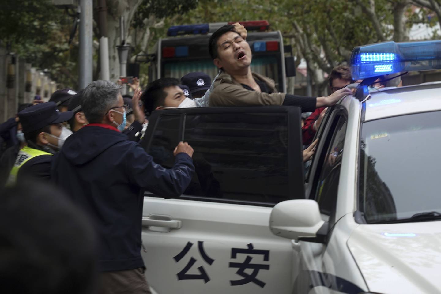 Politiet har slått hardt ned på demonstrasjonene flere steder i Kina, som her i Shanghai søndag. Foto: AP / NTB