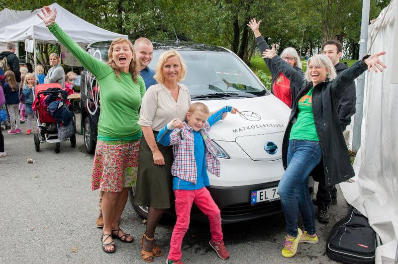 «Bærekraftige liv» har fått nærmere 20 avleggere i Bergen og andre deler av Norge. Til høyre jubler Agnes Vevle Tvinnereim for elbilen til matkollektivet som ble startet i fjor.