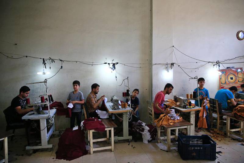900.000 syriske flyktninger bosatt i Tyrkia manglet  skoleplass denne våren. Av 2,7 millioner syrere i landet antas det at halvparten er barn, stadig flere jobber i Tyrkias svarte økonomi.
