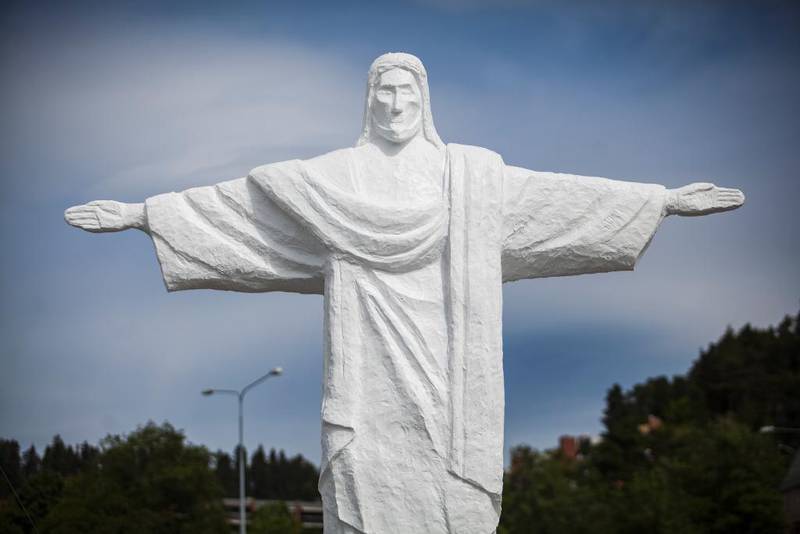 Kristusstatuen er laget av Otto Robsahm, kjent som Sinnasnekker'n på TVNorge.