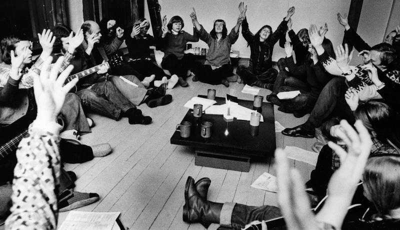 Jesusbevegelsen var preget av fellesskap, musikk og kollektivliv. Bildet er fra en Guds Fred-samling i januar 1977.