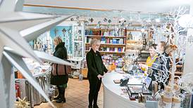St. Olav bokhandel overlever på krybbesalget før jul. Men det er på hengende håret.