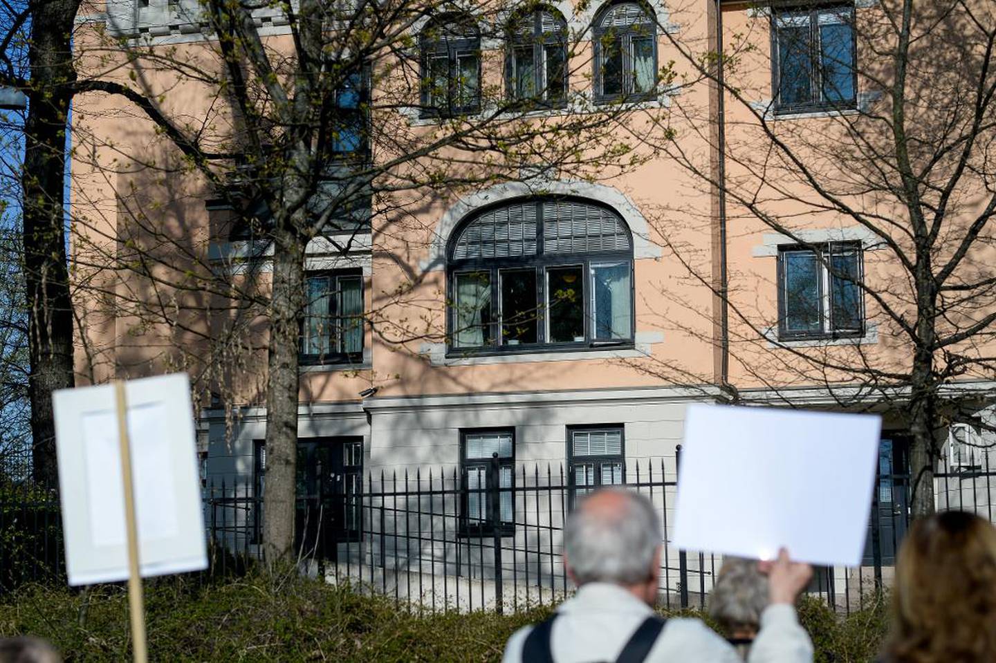 Et vindu i den saudiarabiske ambassaden i Oslo står på gløtt. Aktivistene håper at ropene deres høres.