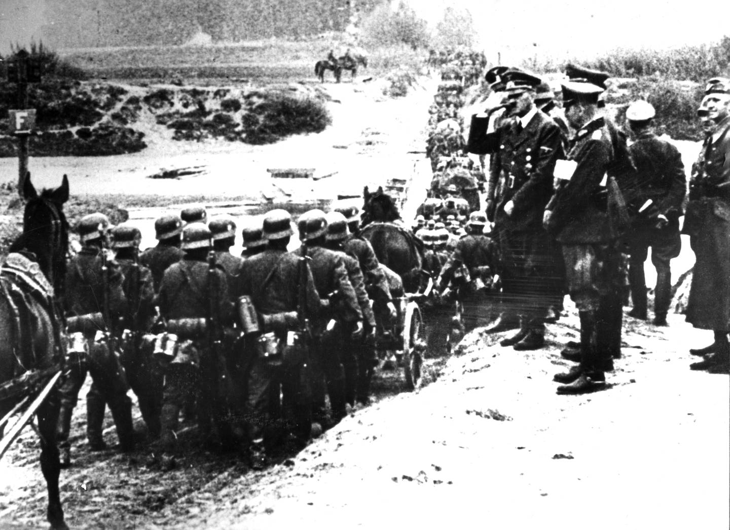 POLEN 1939 tysk felttog i Polen. Adolf Hitler på inspeksjon av de tyske troppene.
Foto: NTB / Arkiv