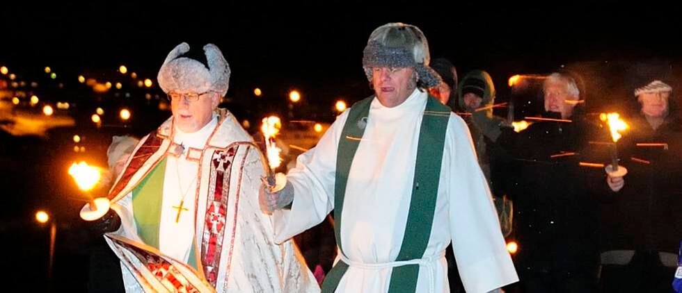 Per Oskar Kjølaas, biskop i Nord-Hålogaland (f.v.) og Leif Magne Helgesen, sokneprest i Svalbard kirke var med på markeringen «Rop fra Arktis» i Longyearbyen på lørdag.