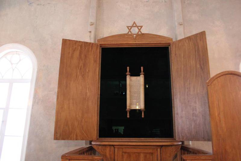 Interiøret i synagogen er ført tilbake til det opphavlege. Her er det nye Tora-skåpet.