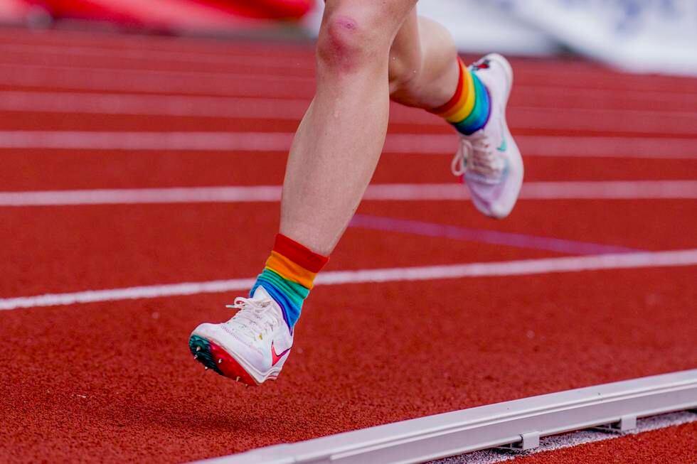 Stjørdal 20220626. 
En 10000m løper i regnbuesokker under NM i friidrett på Øverlands Minde friidrettsbane i Stjørdal.
Foto: Stian Lysberg Solum / NTB