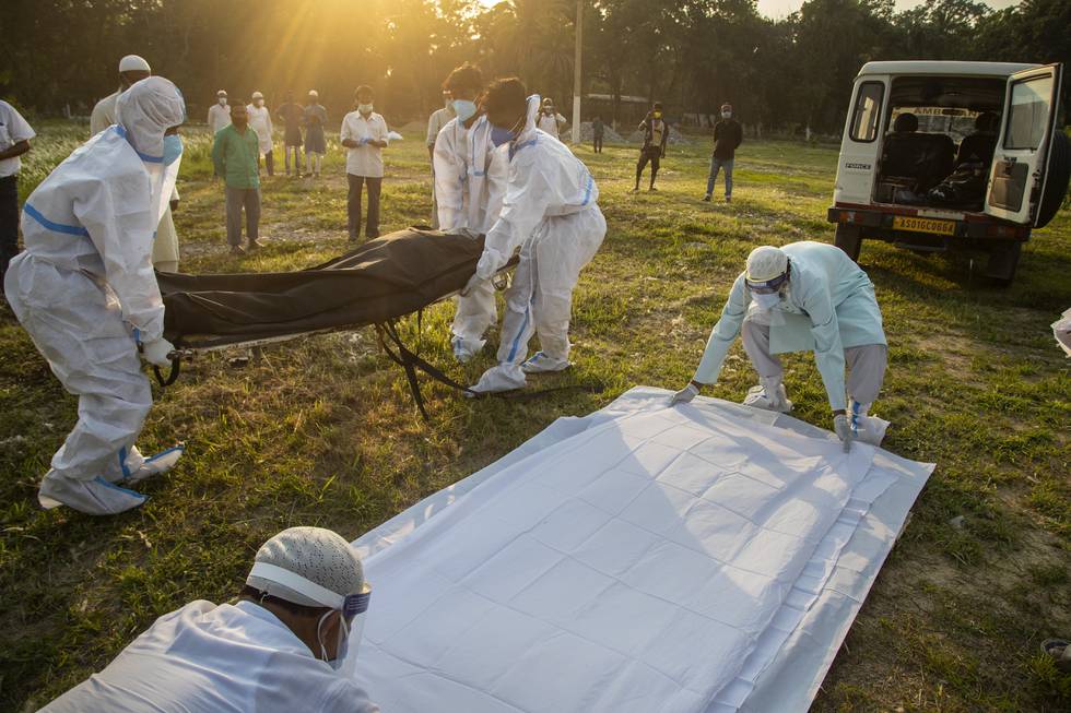 Begravelsen av en person som døde av covid-19, forberedes i Gauhati i India. Foto: Anupam Nath / AP / NTB