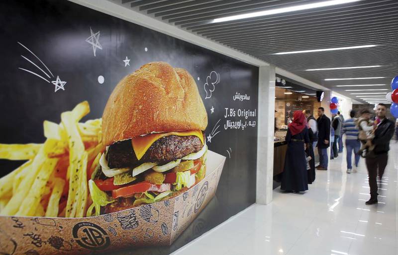 Kjappmat: 40 kroner for en osteburger med pommes frittes og cola, er i overkant for mange i et Gaza som har 70 prosent ungdomsledighet.