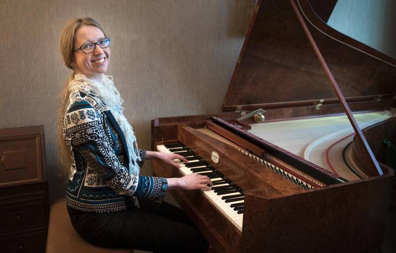 Christina Kobb øver til konserten i Carnegie Hall, på hammerklaver hjemme i stua. I New York klarte hun ikke å få tak i et slikt instrument, og må spille på et moderne flygel.