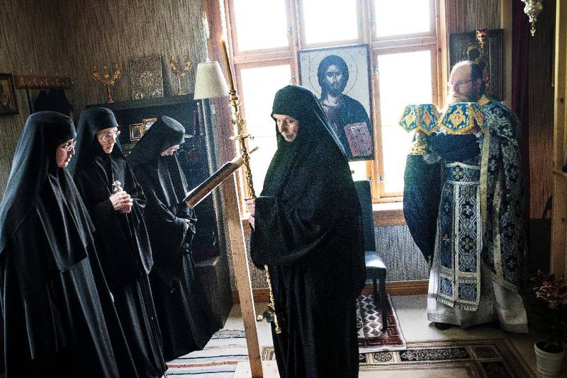 MORGONBØN: Kvar morgon klokka fem er det tid for morgonbøn i klosteret. Her ser vi dei fire nonnene som bur på prestegarden, i tillegg til prest Damaskinos. 