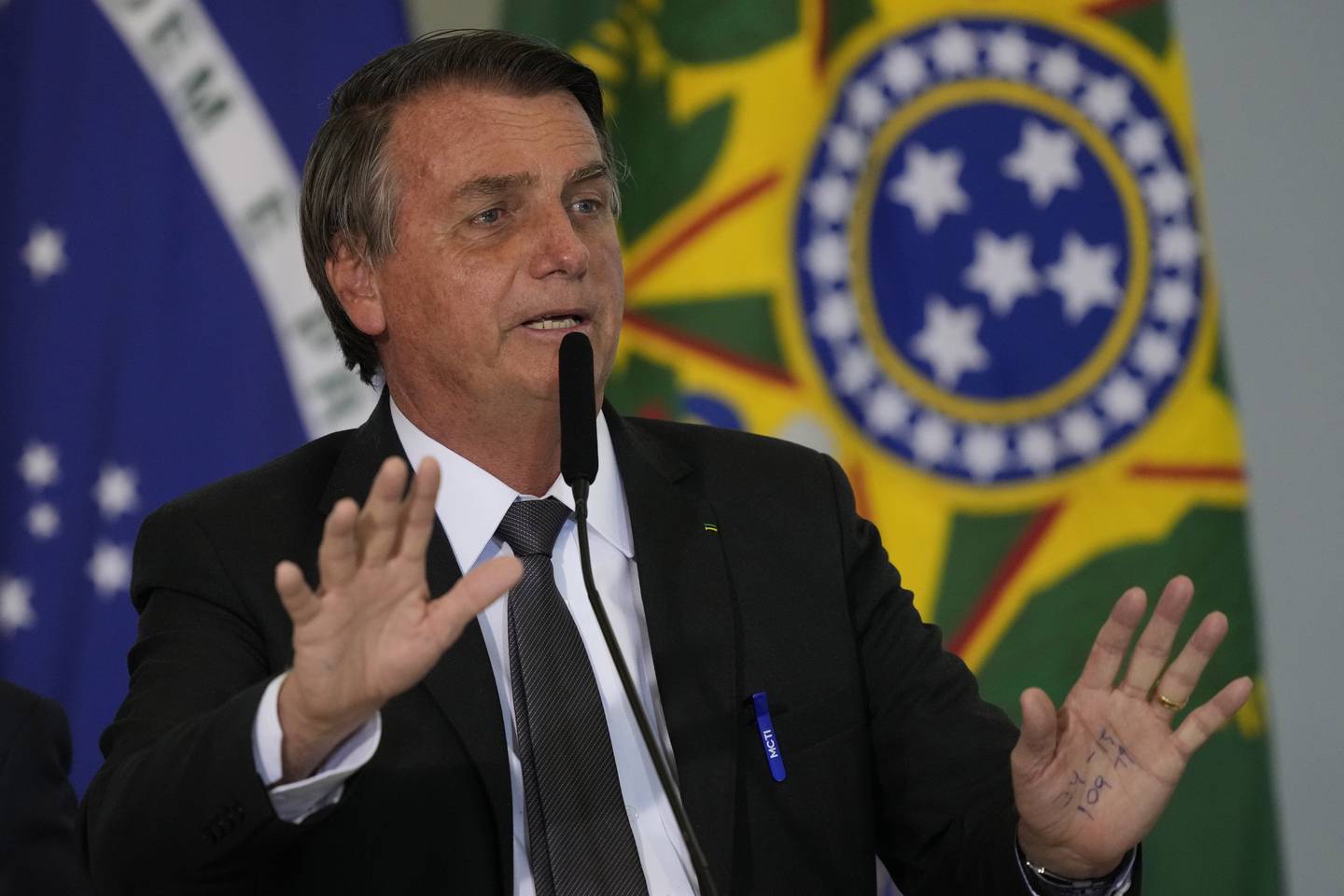 President Jair Bolsonaro under et folkemøte ved presidentpalasset i in Brasilia. Foto: AP / NTB