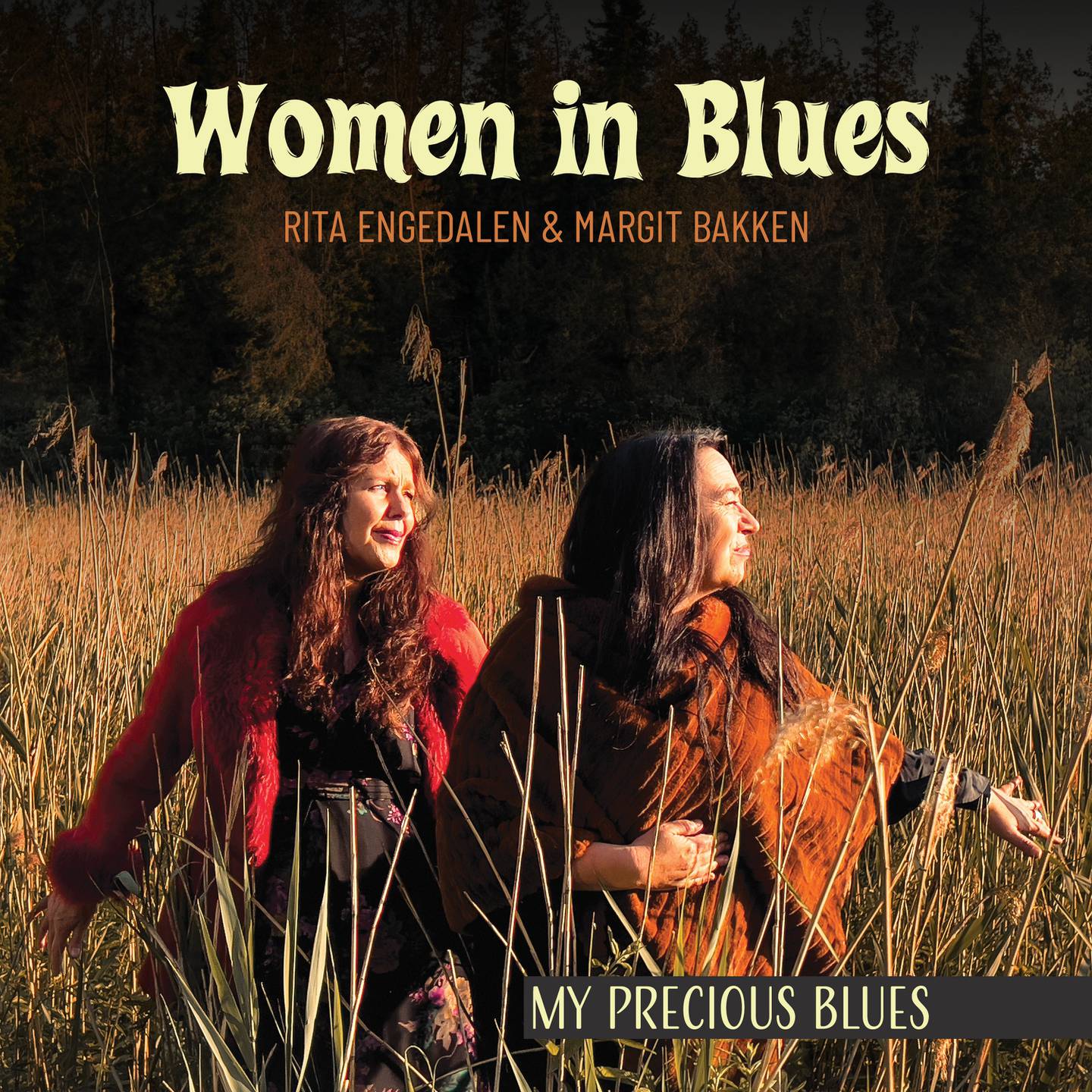 Rita Engedalen og Margit Bakken utgjør Damer i Blues, alias Women in Blues. De feirer 20-årsjubileum med å gi ut albumet «My Precious Blues» – som alltid med gitarist Morten Omlid om bord. Foto: Bluestown Records