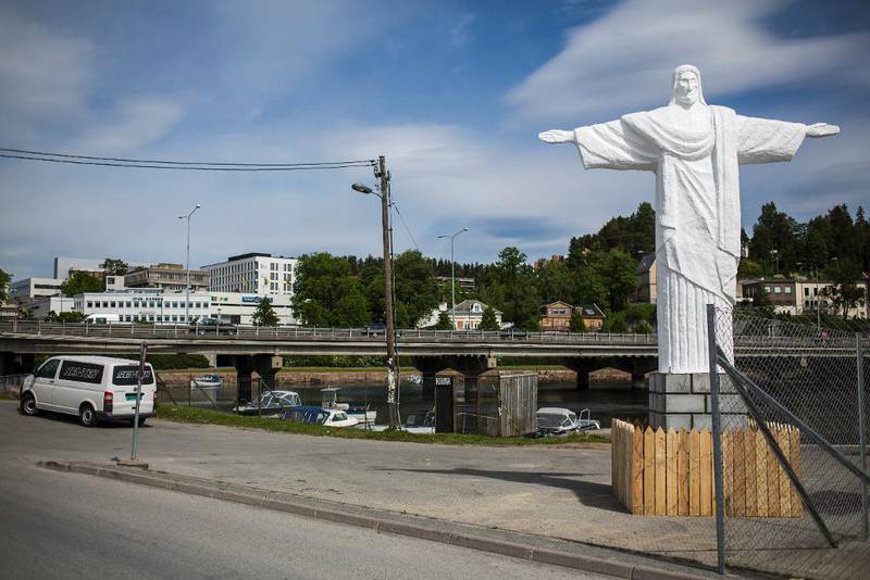 Jesus-statuen på Kadettangen i Bærum er nå hentet og forsvarlig magasinert. En snarlig gjenkomst i det offentlige rom er dog langtfra utelukket av dens eier, Asker Event. 