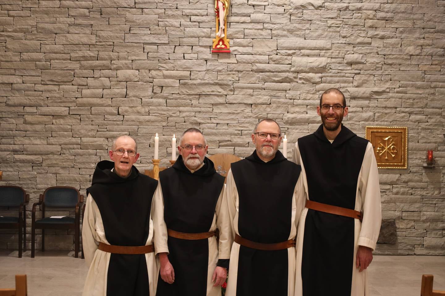 De fire munkene ved Munkeby Mariakloster; fra venstre til høyre: Fader Joseph, bror Bruno, fader Joël and broder Arnaud.
