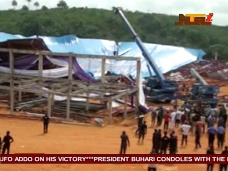 Guvernør Udom Emmanuel i den nigerianske delstaten Akwa Ibom var i kirken da det skjedde, men unnslapp uten alvorlige skader, opplyser hans pressetalsmann Ekerete Udoh.