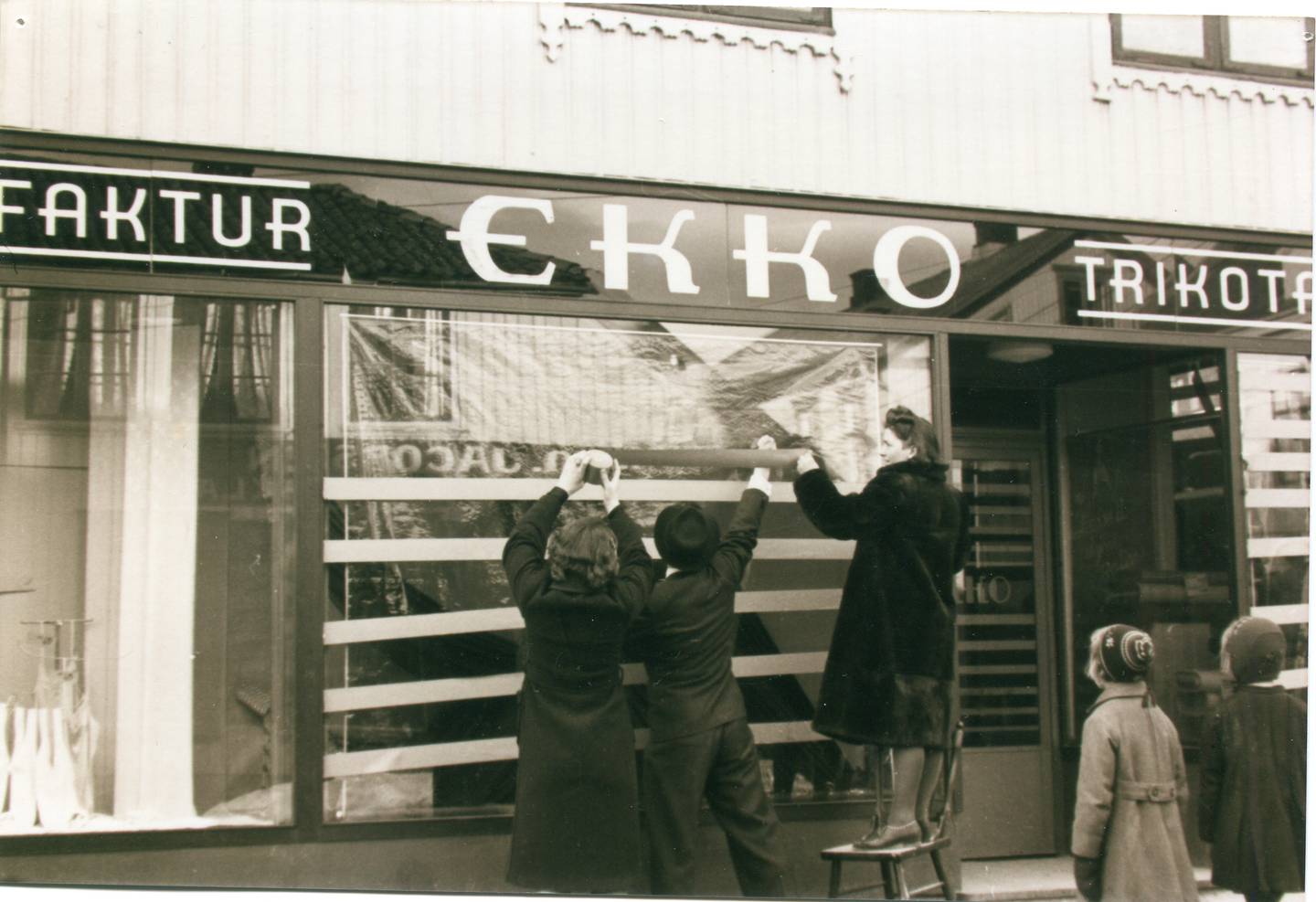 Familien Sachnowitz sikrer butikkvinduene til Ekko i 1940. Forretningene ble utsatt for grovt hærverk og fikk tagget «Jødene er skyld i krigen» på butikkvinduene.