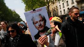 Assange dømt til nesten ett års fengsel